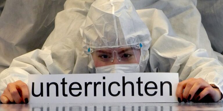 Unterricht am Boden: In der aktuellen Situation können die Kinder an Grundschulen über weite Strecken nur betreut werden. Darauf machte das Lehrpersonal der Grundschule Herten-Mitte am Dienstag (01.02.) mit einer besonderen Aktion aufmerksam.