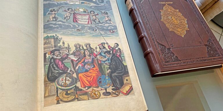 Diese angeblich wertvollen Bücher kaufte eine Frau aus Disteln dubiosen Vertretern für viele tausend Euro ab. Im Internet sind solche Nachbildungen für viel weniger Geld zu haben.