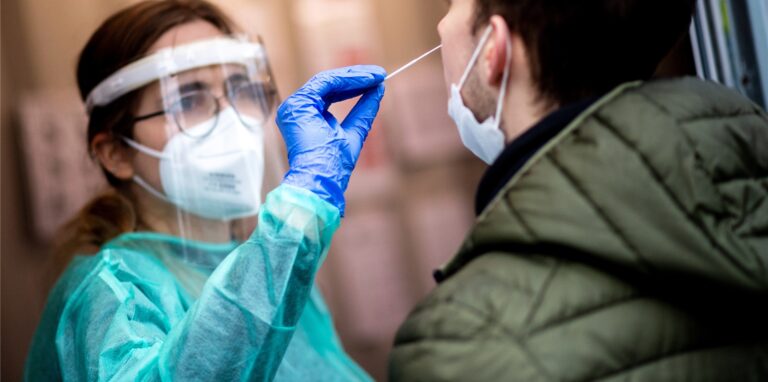Die Omikron-Variante infiziert aktuell etliche Menschen in Deutschland.