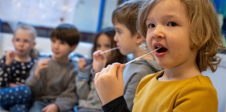 Die Zahl der infizierten Kinder ist in Kitas enorm gestiegen. Viele Kitas mussten deshalb schließen.