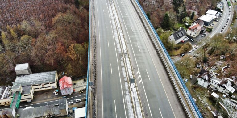 Die Talbrücke Rahmede bei Lüdenscheid (Aufnahme mit einer Drohne). Die Autobahn 45 zwischen dem östlichen Ruhrgebiet und Frankfurt ist derzeit wegen eines Brückenschadens voll gesperrt.