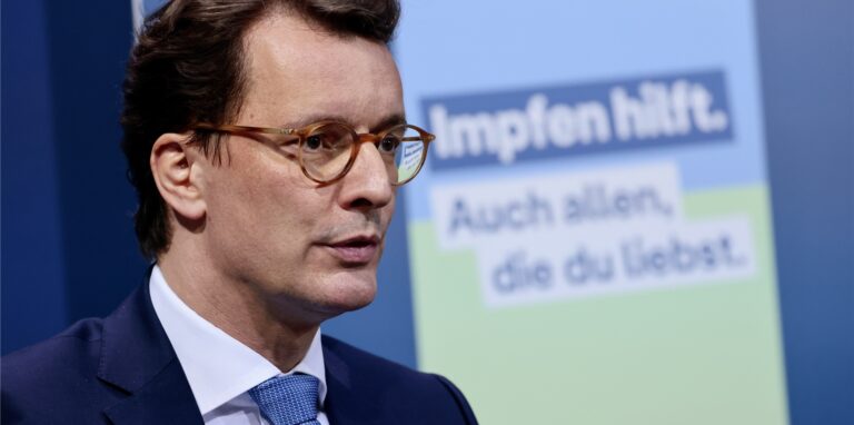 Hendrik Wüst (CDU), Ministerpräsident von Nordrhein-Westfalen, fordert den Bundestag zum Handeln auf: „Wenn der Bundestag nicht handelt, werden mit Ablauf des 19. März alle Maßnahmen zum Schutz gegen das Virus auslaufen, spätestens nach einer einmaligen Verlängerung.“