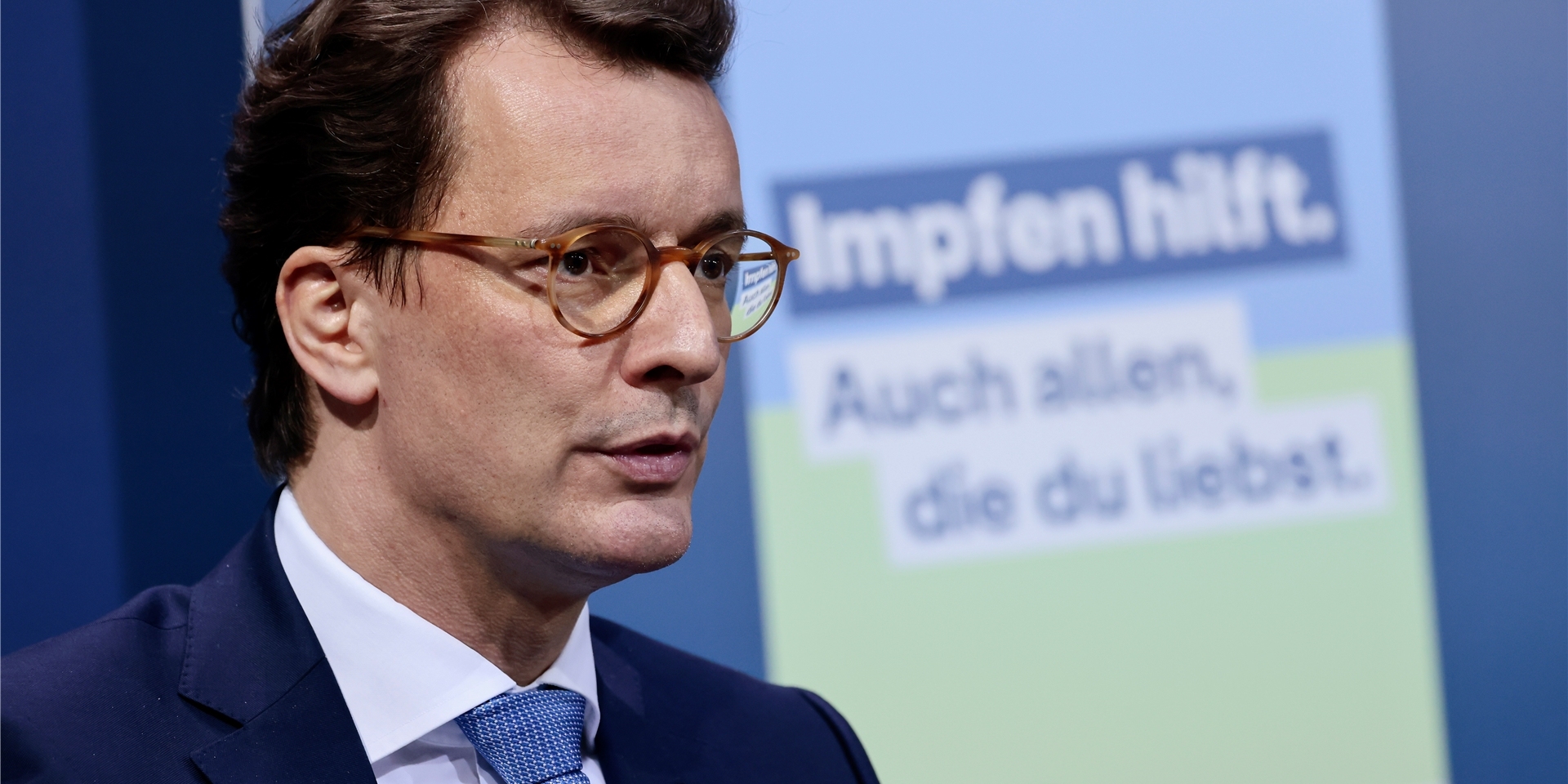Hendrik Wüst (CDU), Ministerpräsident von Nordrhein-Westfalen, fordert den Bundestag zum Handeln auf: „Wenn der Bundestag nicht handelt, werden mit Ablauf des 19. März alle Maßnahmen zum Schutz gegen das Virus auslaufen, spätestens nach einer einmaligen Verlängerung.“