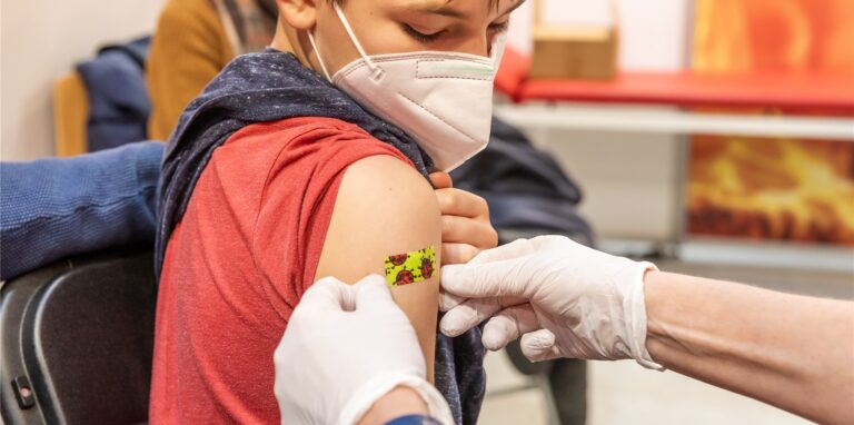 Für Kinder zwischen 5 und 11 Jahren liegt der entsprechende Impfstoff bereits vor. Für Kinder ab 6 Monaten hat Biontech/Pfizer jetzt die Notfallzulassung in den USA beantragt.