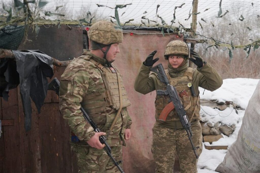Eine ukrainische Soldatin (r) und ein Kamerad an der Frontlinie in Luhansk.