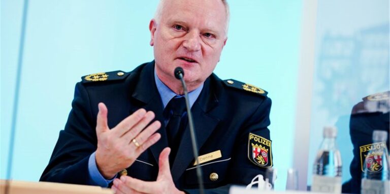 Michael Denne, Polizeipräsident des Polizeipräsidiums Westpfalz, spricht bei einer Pressekonferenz.