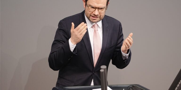 Marco Buschmann (FDP), Bundesminister der Justiz, spricht bei der Orientierungsdebatte zu einer SARS-CoV-2-Impfpflicht im Bundestag. (Archiv)