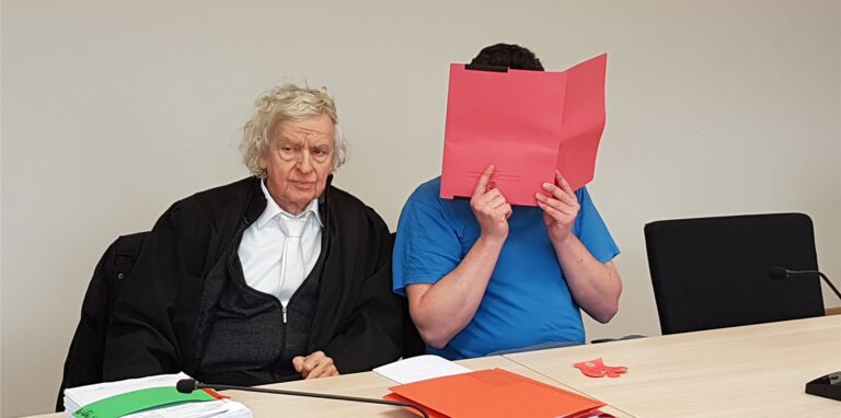 Der Angeklagte neben seinem Verteidiger Siegmund Benecken