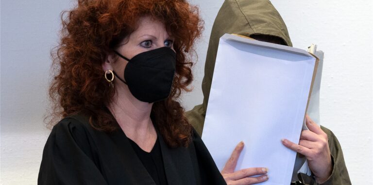 Die Angeklagte wartet mit ihrer Verteidigerin Barbara Schafgan-Herrmann (l), dass der Prozess beginnt. Die Angeklagte soll ihren Säugling vor eine Babyklappe gelegt haben.