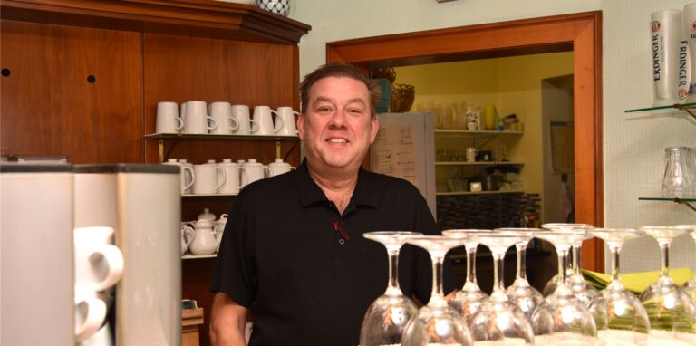Stephan Witucki ist seit mehr als 35 Jahren der Inhaber des Cafés Kaffeekännchen an der Hühnerstraße.