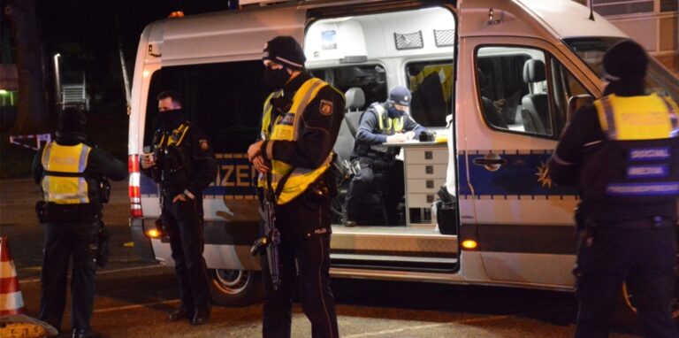 Bei einer Verkehrskontrolle am Dortmunder Wall ist dieser Polizist mit einer Maschinenpistole zu sehen gewesen, um potentielle Angreifer abzuschrecken.