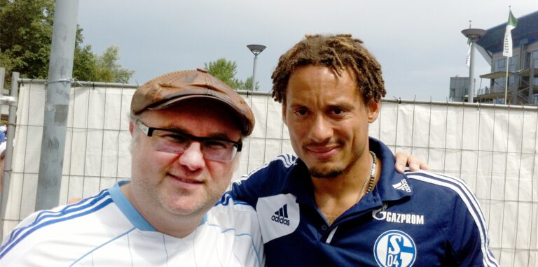 Dieses Foto entstand vor zehn Jahren zur Erinnerung an die Stadion-Premiere des Songs „Blaues Blut“: Chris Kramer und der ehemalige Schalke-Profi Jermaine Jones.