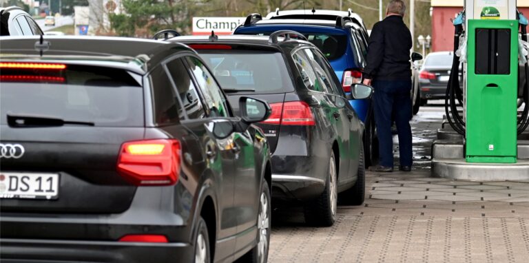 Beim Tanken hat ein Gelsenkirchener Fahrschüler fast eine Explosion ausgelöst. (Symbolbild)