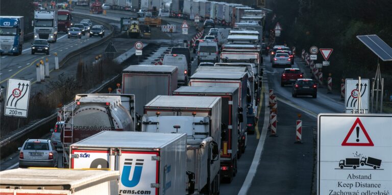 Fahrzeuge stauen sich in der Nähe der Stadt Wetter auf der A1 vor einer Baustelle an der Brücke Vollmarstein. Die Autobahn zählt in diesem Bereich zu den zehn stauanfälligsten Autobahn-Strecken 2022 in Nordrhein-Westfalen.