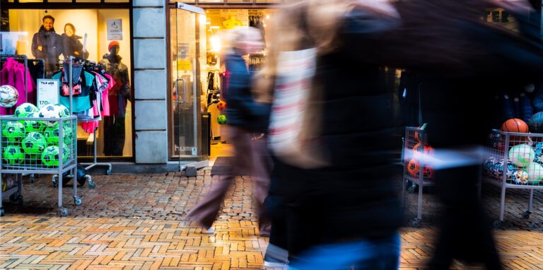 Eine Gruppe junger Frauen schlendert durch die Fußgängerzone in der Innenstadt. Trotz rekordhoher Neuinfektionszahlen hat sich Dänemark von allen im Land geltenden Corona-Beschränkungen verabschiedet. Auch der Mund-Nasen-Schutz fällt damit.