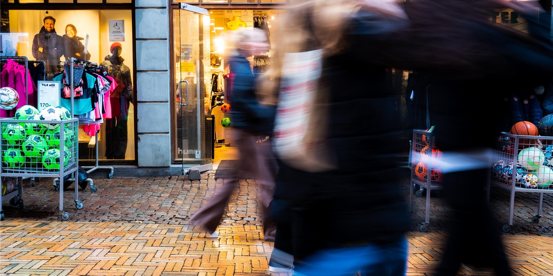 Eine Gruppe junger Frauen schlendert durch die Fußgängerzone in der Innenstadt. Trotz rekordhoher Neuinfektionszahlen hat sich Dänemark von allen im Land geltenden Corona-Beschränkungen verabschiedet. Auch der Mund-Nasen-Schutz fällt damit.