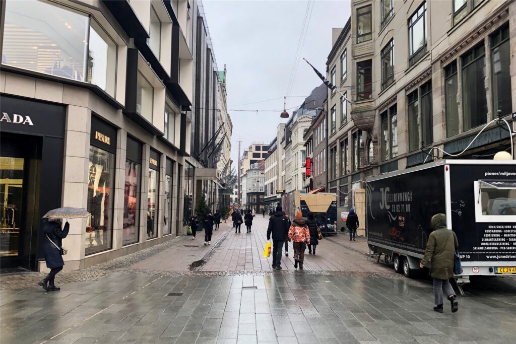 Vereinzelte Passanten gehen an einem verregneten Vormittag durch die Kopenhagener Fußgängerzone. Dänemark hat am Dienstag praktisch alle Corona-Beschränkungen im Land aufgehoben. Masken müssen unter anderem nicht mehr getragen werden. Vereinzelte Passanten gehen an einem verregneten Vormittag durch die Kopenhagener Fußgängerzone. Dänemark hat am Dienstag praktisch alle Corona-Beschränkungen im Land aufgehoben. Masken müssen unter anderem nicht mehr getragen werden.