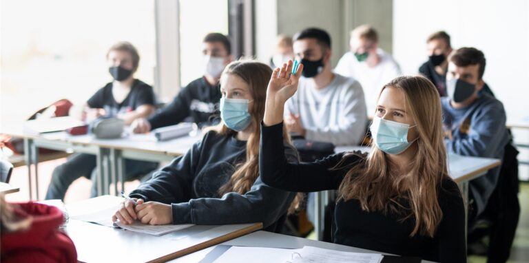 Schülerinnen und Schüler im ganzen Land haben sich an die Regierenden gewendet: Der „Durchseuchungsplan“ sei „unverantwortlich und unsolidarisch“.