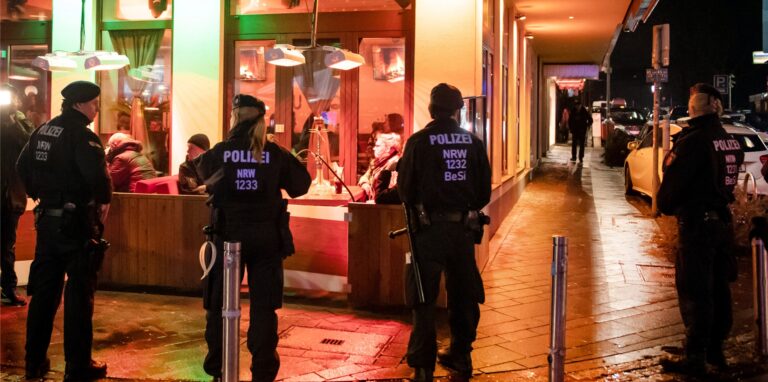 Polizisten stehen vor einer Shisha-Bar während einer Razzia von Zoll und Polizei.