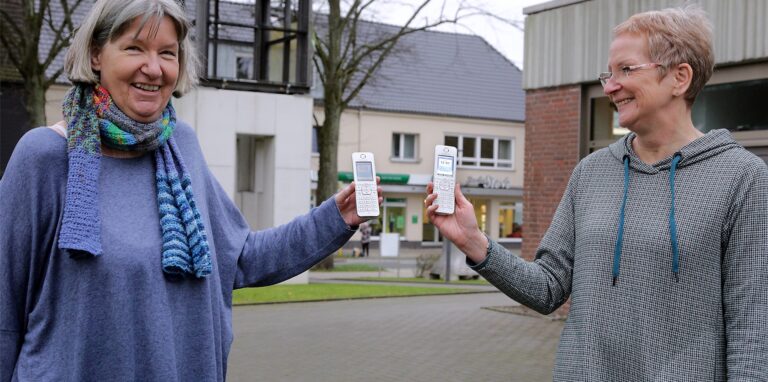 Iris Zahlmann-Groth (r.) von der esm und Astrid Thomas gehören zum Leseteam des Geschichtentelefons.