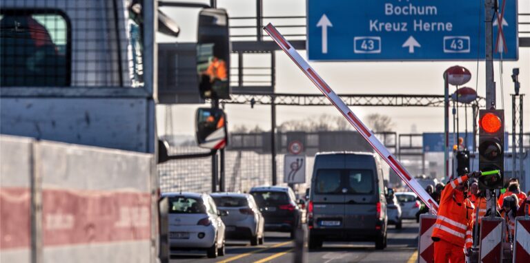Ein Transporter nähert sich der neuen Schrankenanlage an der 43 in Fahrtrichtung Wuppertal. Wegen Brückenschäden an einem Teilstück der Emschertalbrücke über den Rhein-Herne-Kanal bei Herne dürfen auf dem Abschnitt der Autobahn zwischen Herne und Recklinghausen keine Fahrzeuge schwerer als 3,5 Tonnen fahren. Weil sich zu viele nicht an das Verbot halten, wird nun eine Schrankenanlage installiert.