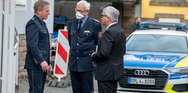 Der pfälzische Innenminister Roger Lewentz (r, SPD) spricht in der Polizeiinspektion in Kusel mit Dienststellenleiter Christoph Maurer (l) und Jürgen Schmitt, Inspekteur der Polizei (M). Am Montag wurden in der Nähe bei Ulmet eine Polizistin und ein Polizist im Dienst getötet.