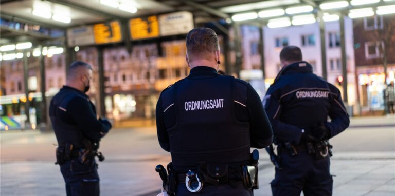 Staatliche verordnete Maßnahmen während der Pandemie haben kaum oder keinen Einfluss auf die Zahl der Menschen, die in Zusammenhang mit Corona gestorben sind, behauptet ein Studie.