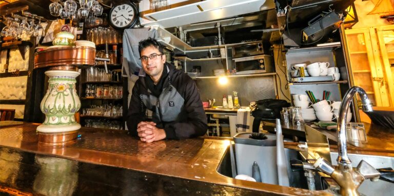 Der gebürtige Inder Vora Kutbuddin, ein Ingenieur aus Bochum, kaufte die „Altstadtgasse“ im letzten Jahr von Vorbesitzer Athanasios Kakakis.