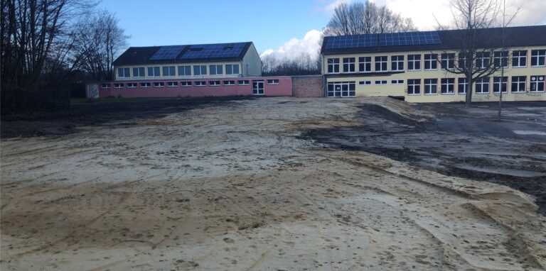 Nur noch diese Gebäude bleiben stehen und werden umgebaut. Auf der Freifläche soll ein neuer Kindergarten Platz finden.