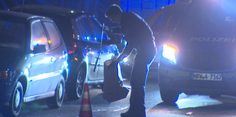 Ein Polizist sichert einen verdächtigen Gegenstand – augenscheinlich eine vermeintliche Stichwaffe.
