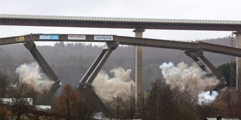 Die Talbrücke Rinsdorf auf der Autobahn A45 zwischen den Anschlussstellen Siegen Süd und Wilnsdorf wird gesprengt. Daneben steht ein Teil des neuen Brückensystems.