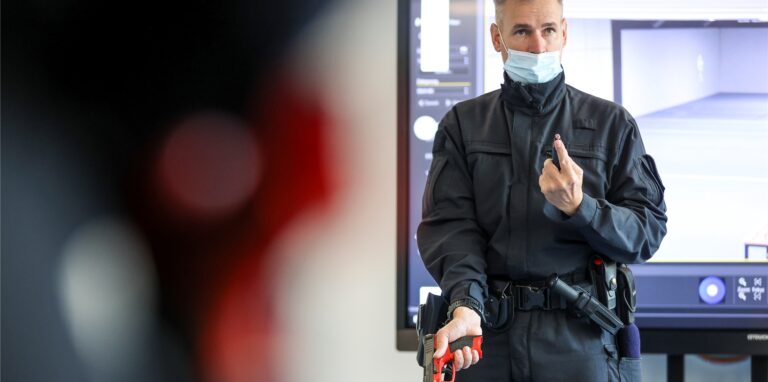 Schießtraining und die Handhabung der Dienstpistole sind sich wiederholende Bestandteile der Polizeiausbildung (und -fortbildungen) im Bundesland NRW.