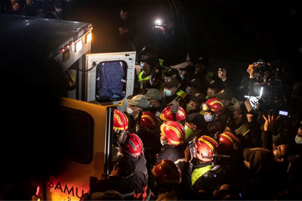 Rettungskräfte legen den Leichnam des fünfjährigen Rayan in einen Krankenwagen.
