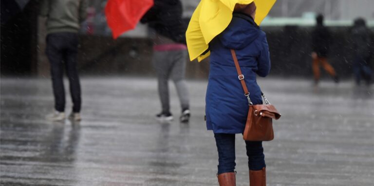 Wegen des anhaltenden Regens in NRW kann es vielerorts zu Hochwasser kommen.