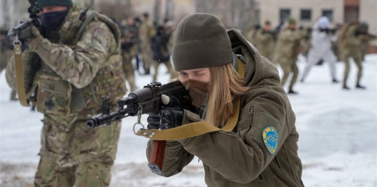 Mitglieder der ukrainischen Territorialen Verteidigungskräfte, einer freiwilligen Militäreinheit der Ukrainischen Streitkräfte, trainieren in der Nähe von Kiew. Aus Furcht vor einer russischen Invasion haben sich in den letzten Wochen Hunderte von Zivilisten den ukrainischen Armeereserven angeschlossen.