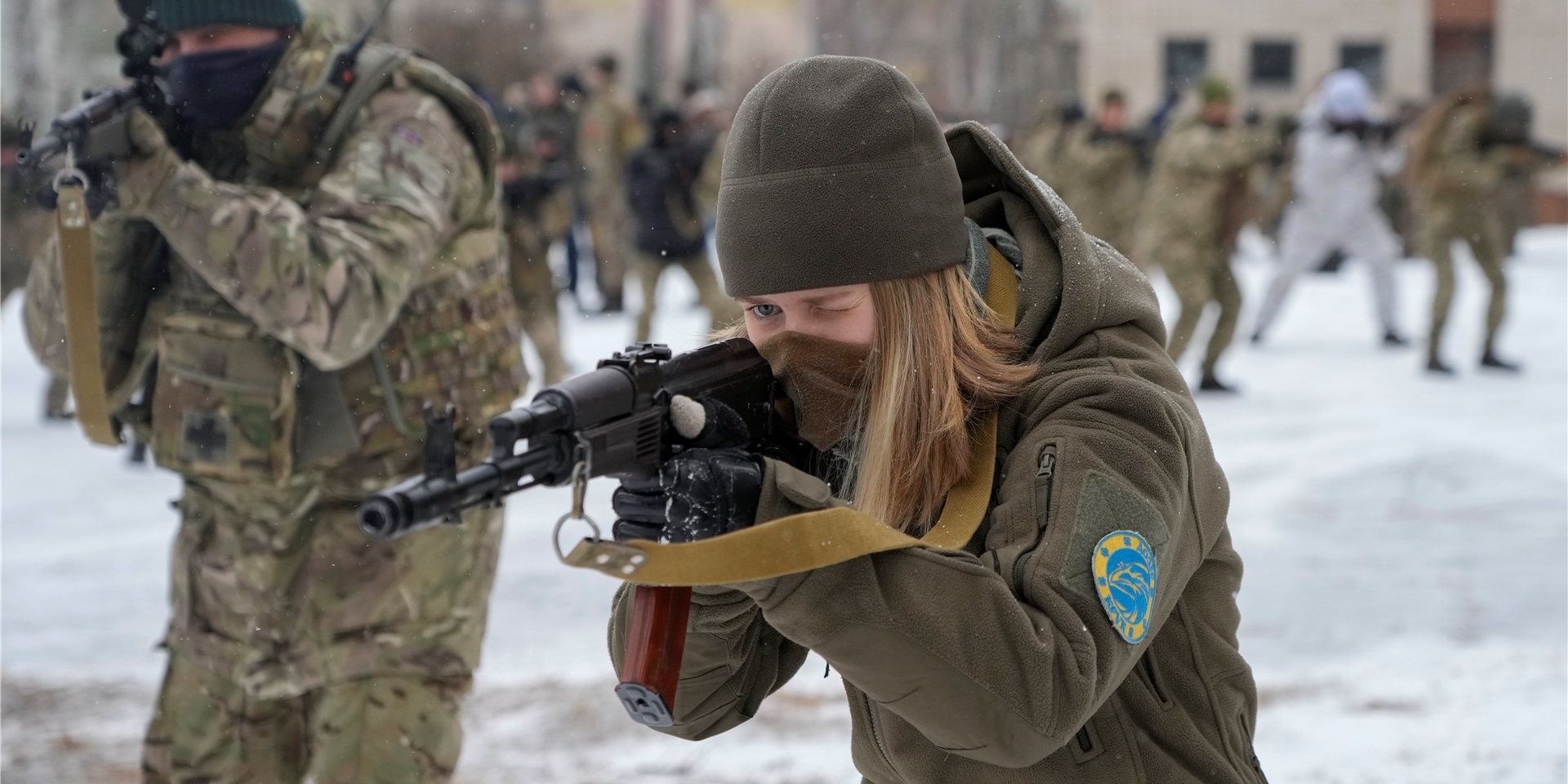 Mitglieder der ukrainischen Territorialen Verteidigungskräfte, einer freiwilligen Militäreinheit der Ukrainischen Streitkräfte, trainieren in der Nähe von Kiew. Aus Furcht vor einer russischen Invasion haben sich in den letzten Wochen Hunderte von Zivilisten den ukrainischen Armeereserven angeschlossen.