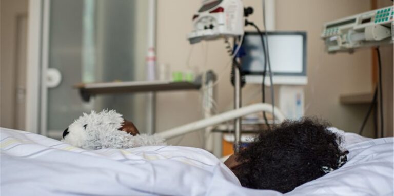 Eine Frau wird in einem Berliner Krankenhaus aufgrund schwerer Folgen einer Genitalverstümmelung behandelt.