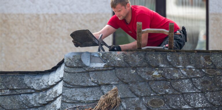 Ein Dachdecker arbeitet an einem Haus. (Symbolbild)