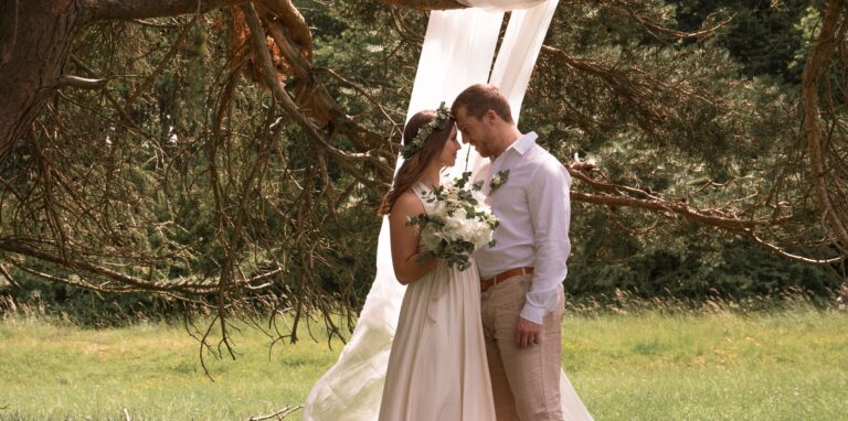 Ob ganz romantisch, wie hier in der Natur, oder traditionell auf dem Standesamt: Hochzeitstermine im Februar sind in diesem Jahr in Deutschland besonders beliebt. Wie sieht es in Herten aus?