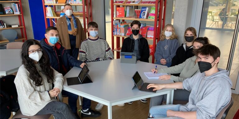Sie haben in der Pandemie über Glück nachgedacht und machen daraus ein E-Book: Aylin Cerik, Luis Schlüter, Friedemann Hallwers, Mert Sanal, Lilly Wiedemann, Melis Keskin, Altina Ajeti und Elias Brandau (von links) besuchen den Literaturkurs Q1 am Albert-Schweitzer-Geschwister-Scholl-Gymnasium. Betreut wird er von Lehrerin Christiane Hein (im Hintergrund).
