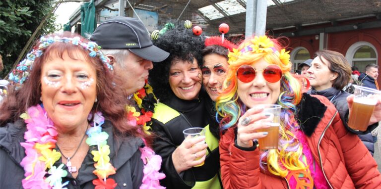 Beim Open-Air-Karneval in der Agora feiern Jahr für Jahr Hunderte Menschen draußen. Aber es ist nicht die einzige Party in der Stadt.