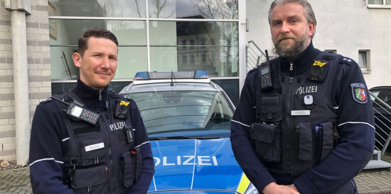 Polizeihauptkommissar Dennis Brotte (l.) und Polizeioberkommissar Markus Häbel sind in Castrop-Rauxel im Streifendienst unterwegs.