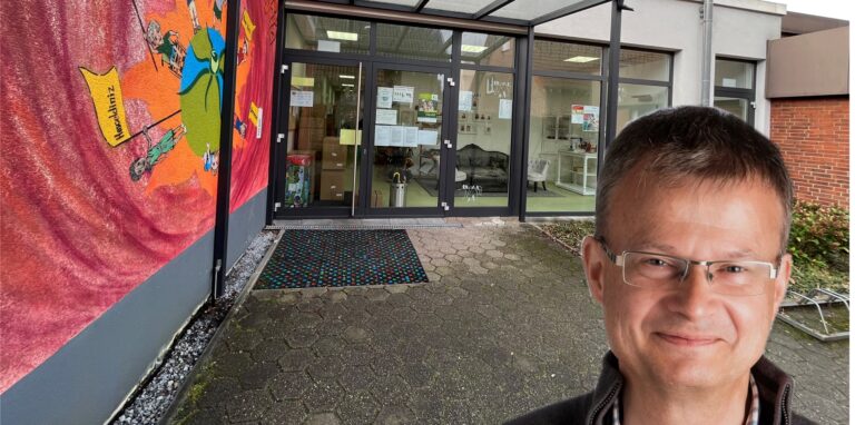 Pfarrer Bernhard Stahl vom Träger evangelische Christus-Kirchengemeinde Herten vor dem Eingangsbereich der Thomas-Kita an der Langenbochumer Straße 435 in Westerholt.