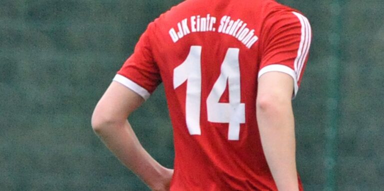 Über einen neuen Mitspieler freuen sich die Kicker der DJK Stadtlohn.