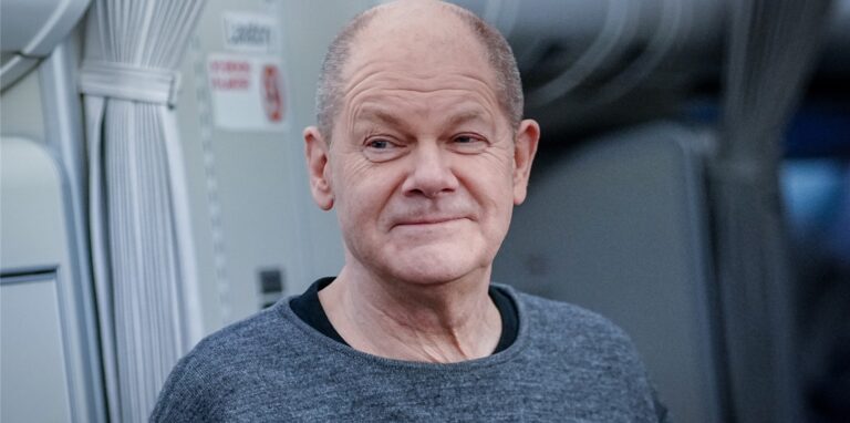 Bundeskanzler Olaf Scholz (SPD) lächelt im Airbus A340 der Luftwaffe auf dem Weg nach Washington zu mitreisenden Journalisten. Scholz reiste zu seinem Antrittsbesuch in die USA. Dort traf er US-Präsident Biden im Weißen Haus.