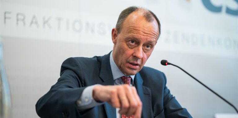 Der CDU-Vorsitzende Friedrich Merz hat gefordert, die einrichtungsbezogene Impfpflicht auszusetzen.
