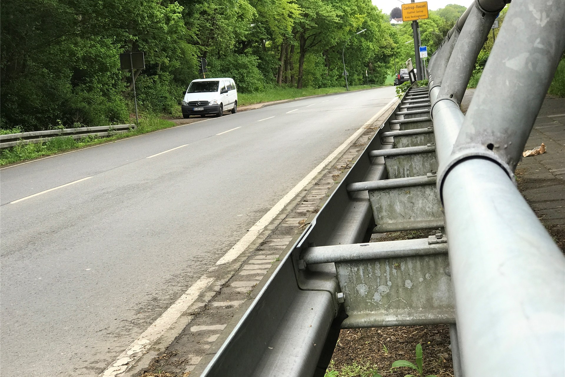 Der Blitzwagen steht am Straßenrand von Castrop-Rauxel.
