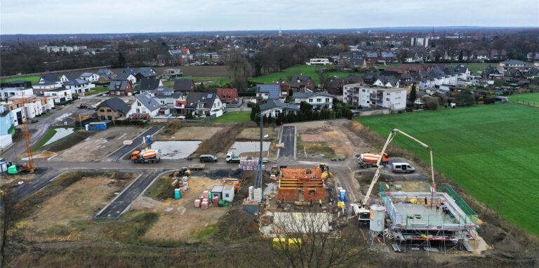 Auf dem Gelände des ehemaligen Gewerbegebiets „Auf dem Beerenkamp“ hat der zweite Bauabschnitt des neuen Wohngebiets begonnen. Gut 25 Ein- und Zwei-Familienhäuser werden hier entstehen.