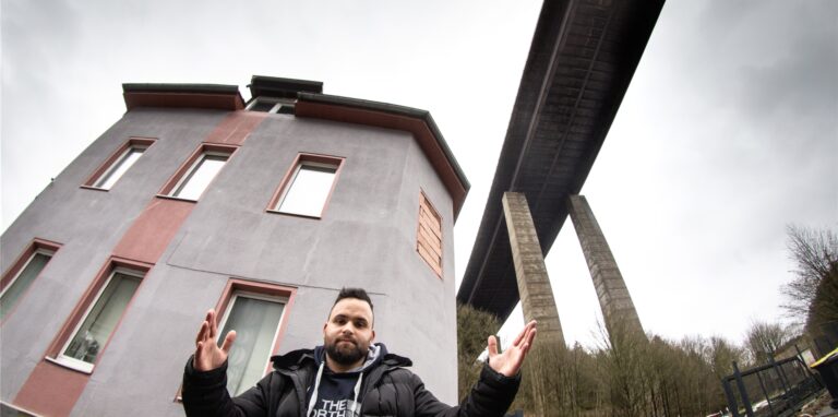 Ersan Acar steht vor seinem Haus, das unter der maroden A45-Brücke Rahmede steht. Seit 2010 lebt er hier. Nun soll die Brücke in sechs Monaten gesprengt werden. Seit Montag weiß er, dass ihm, seiner Frau, den Kindern und Eltern nicht mehr viel Zeit bleibt.
