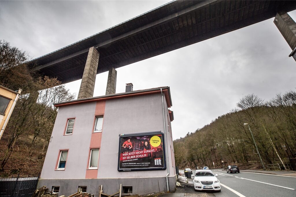 In diesem Haus, das unter der maroden A45-Brücke Rahmede steht, wohnt Ersan Acar seit 2010. Nun soll die Brücke in sechs Monaten gesprengt werden. Seit Montag weiß er, dass ihm, seiner Frau, den Kindern und Eltern nicht mehr viel Zeit bleibt.